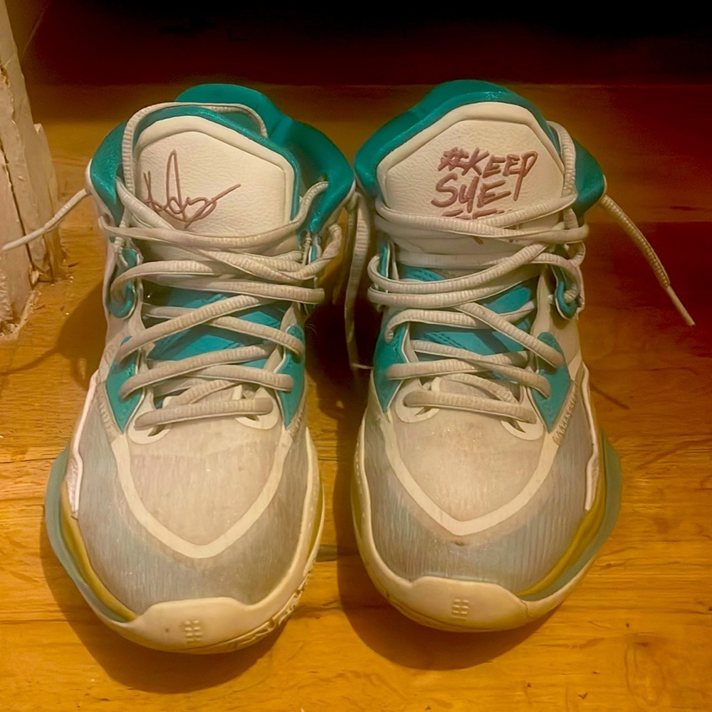 Basketball shoes in very good condition